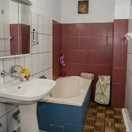 Vintage Experience With A 1965 Rocking Chair In Center 2 Apartman Bukarest
