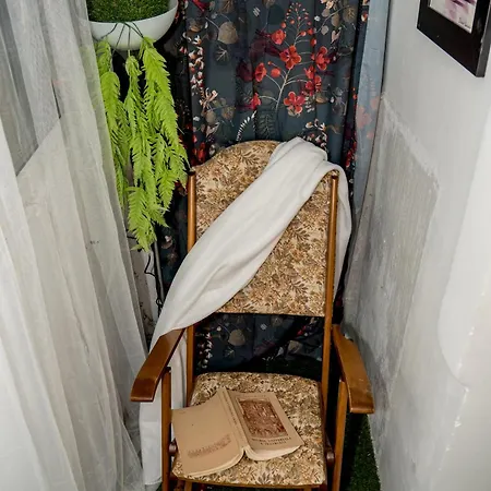 Apartman Vintage Experience With A 1965 Rocking Chair In Center 2 *